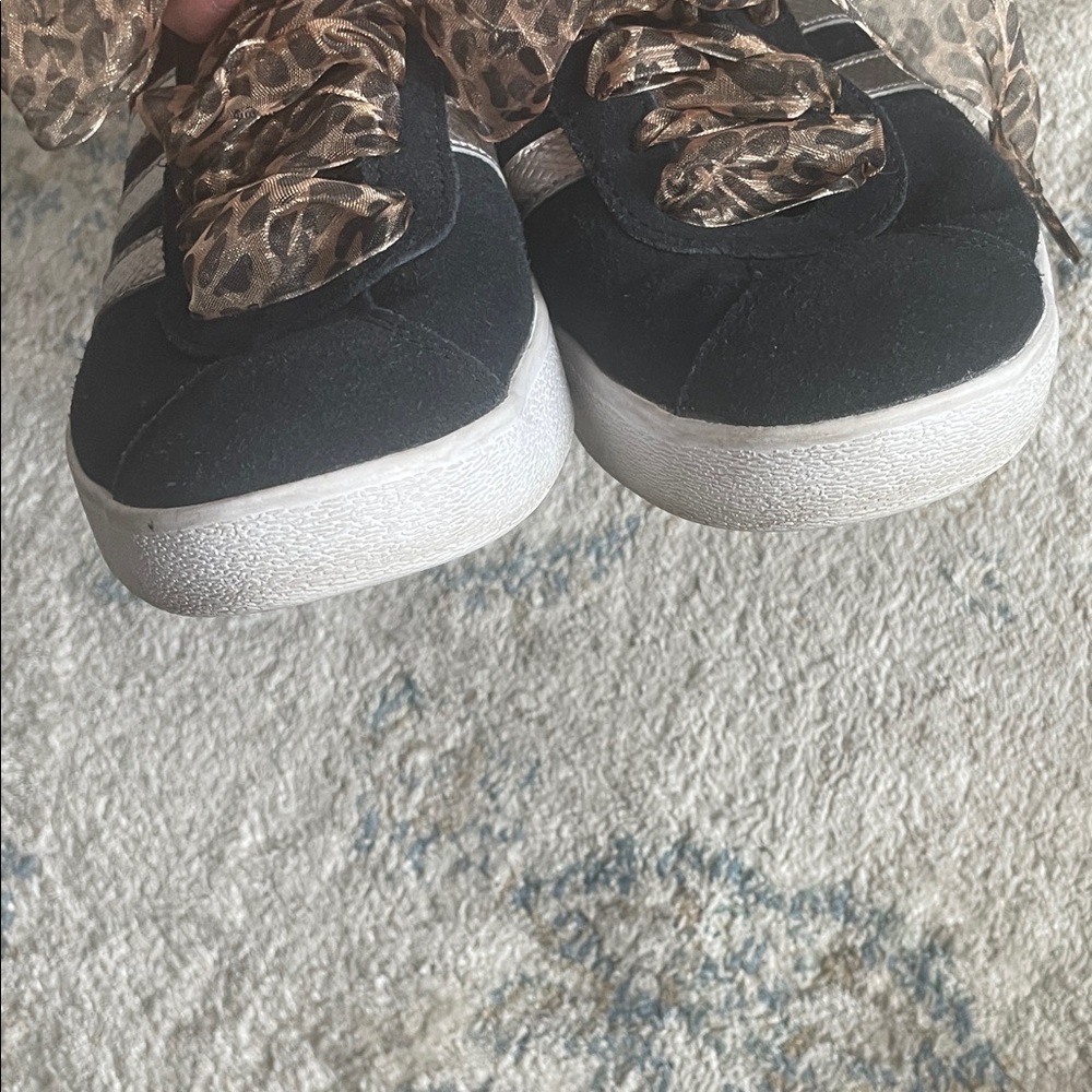 Adidas Women’s Black/Gold Sneakers with Leopard Print Bow Laces size 7.5 - Picture 5 of 7